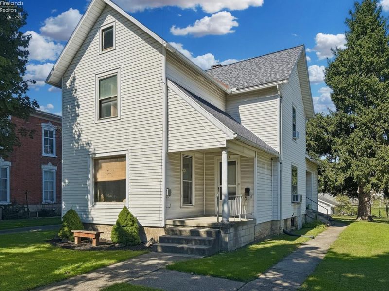 206 Kilbourne Street, Bellevue, OH 44811 Photo 2