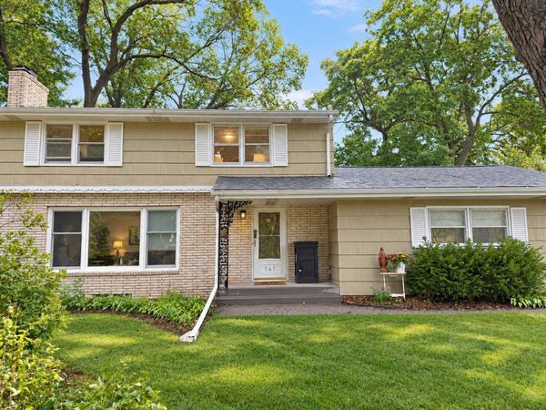 747 Grandview Avenue W, Roseville, MN 55113