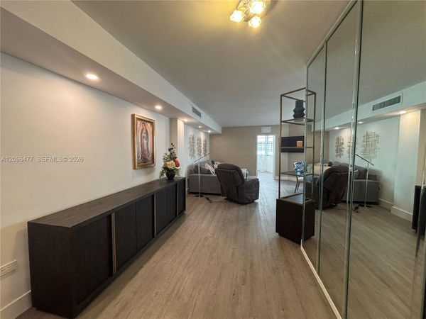 905 Brickell Bay Dr , Unit 1124, Miami, FL 33131