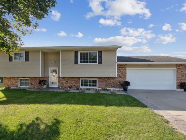 1002 W 17th Street , Vinton, IA 52349