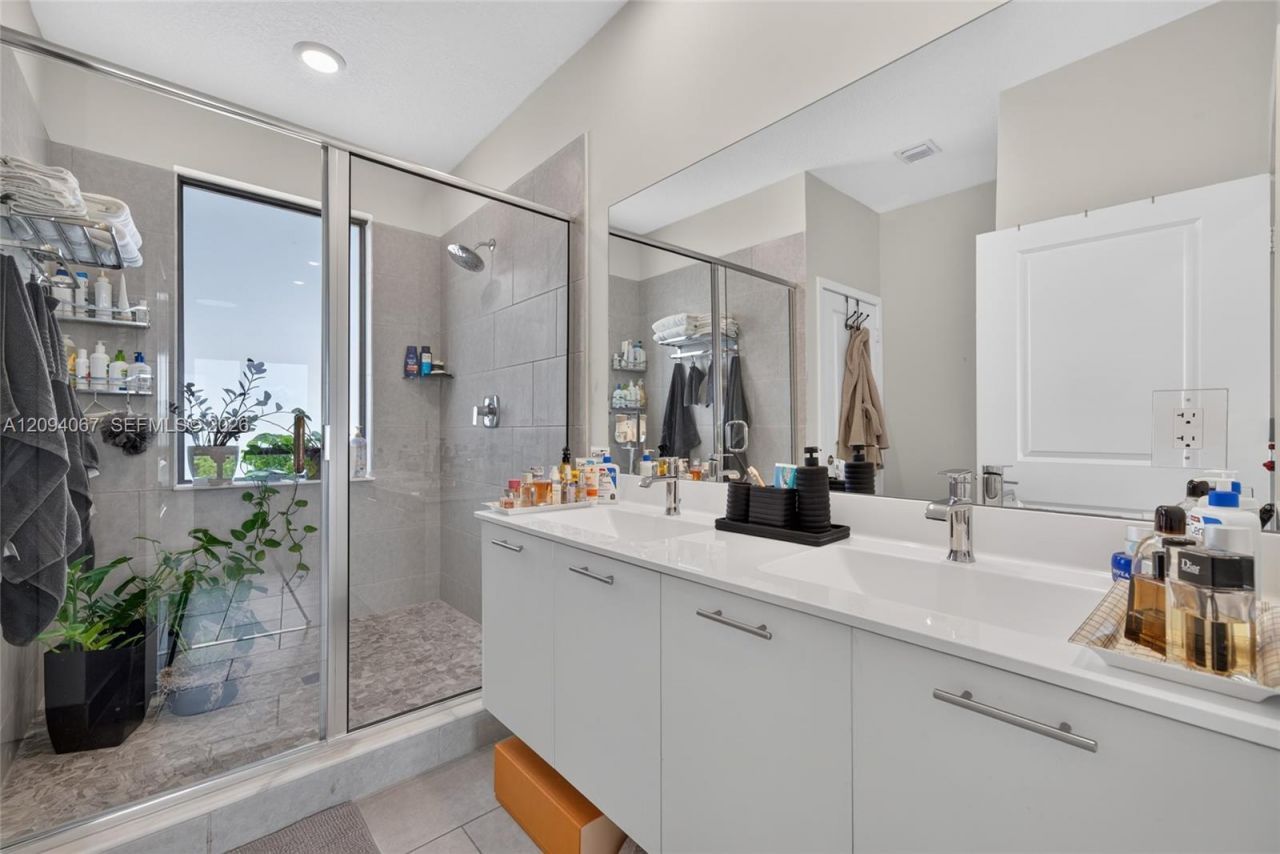 8167 NW 41st St , Unit E-208, Doral, FL 33166 Photo