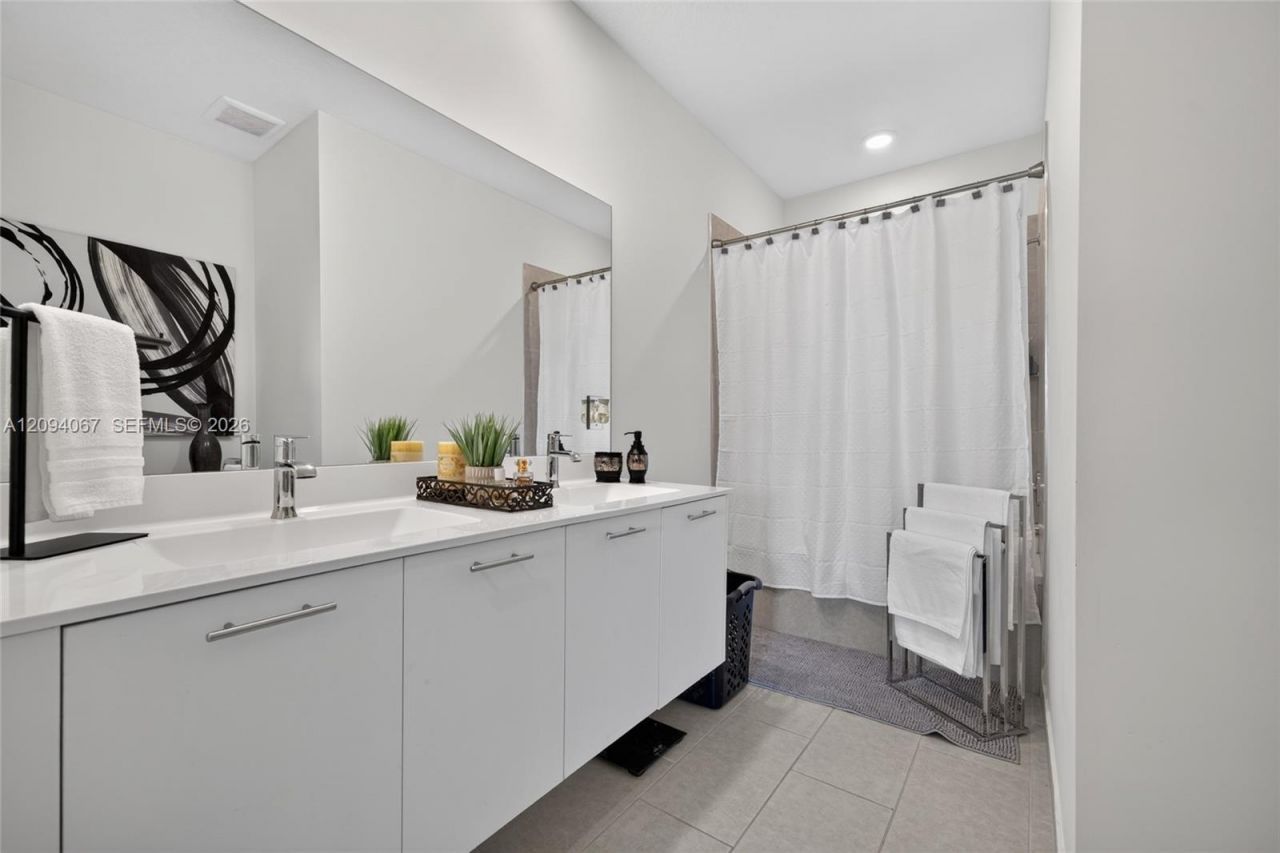 8167 NW 41st St , Unit E-208, Doral, FL 33166 Photo