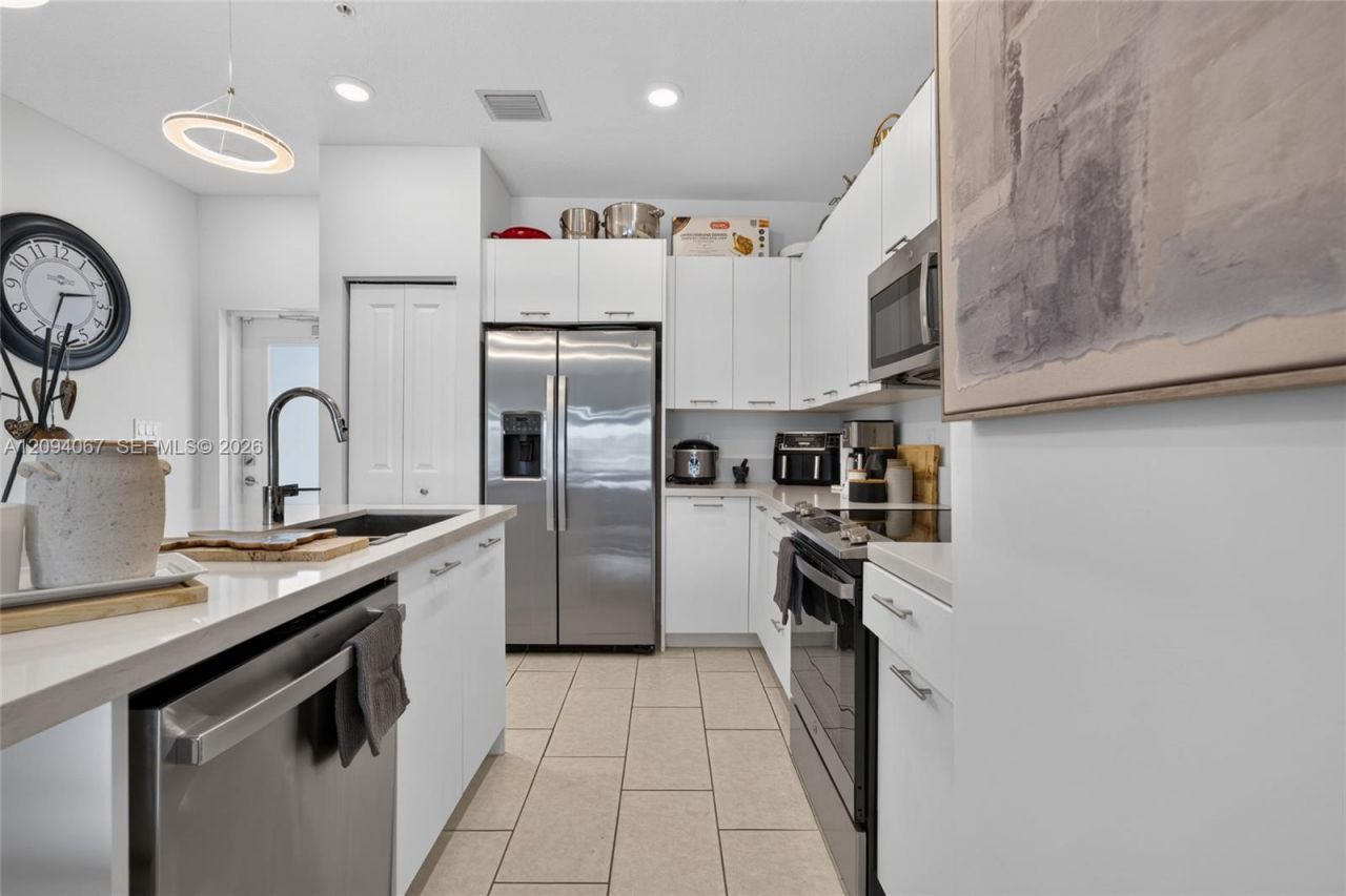 8167 NW 41st St , Unit E-208, Doral, FL 33166 Photo