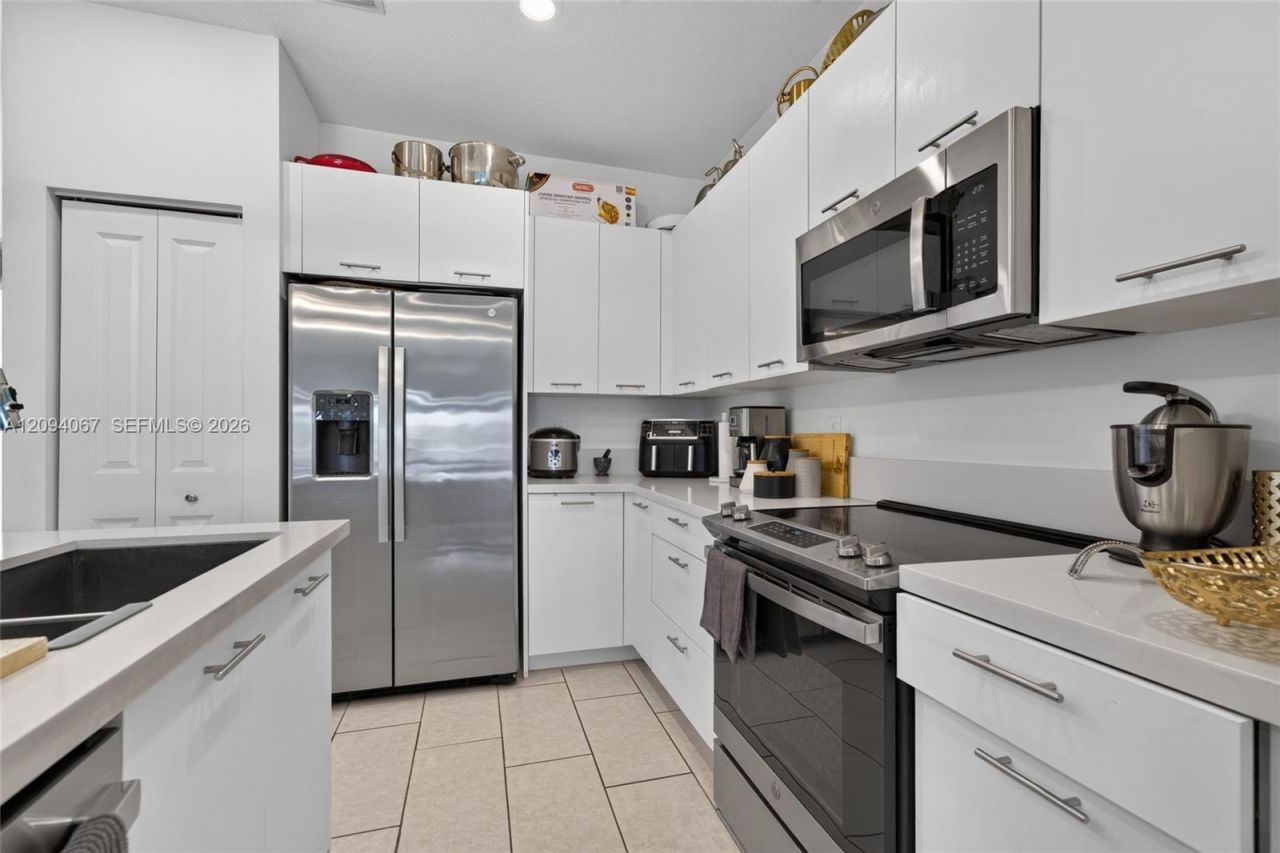 8167 NW 41st St , Unit E-208, Doral, FL 33166 Photo
