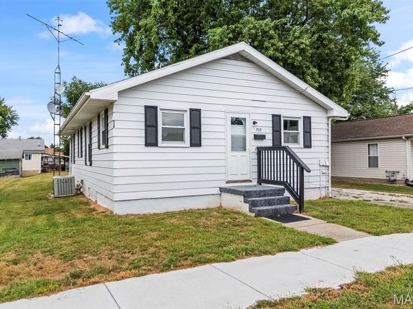 705 E Columbia Street , Litchfield, IL 62056