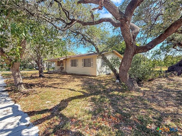 416 N Penn Street , Flatonia, TX 78941