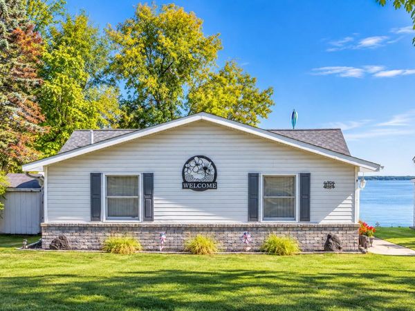6104 W Houghton Lake Drive, Houghton Lake, MI 48629