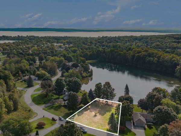 Avondale Lane E, Traverse City, MI 49684