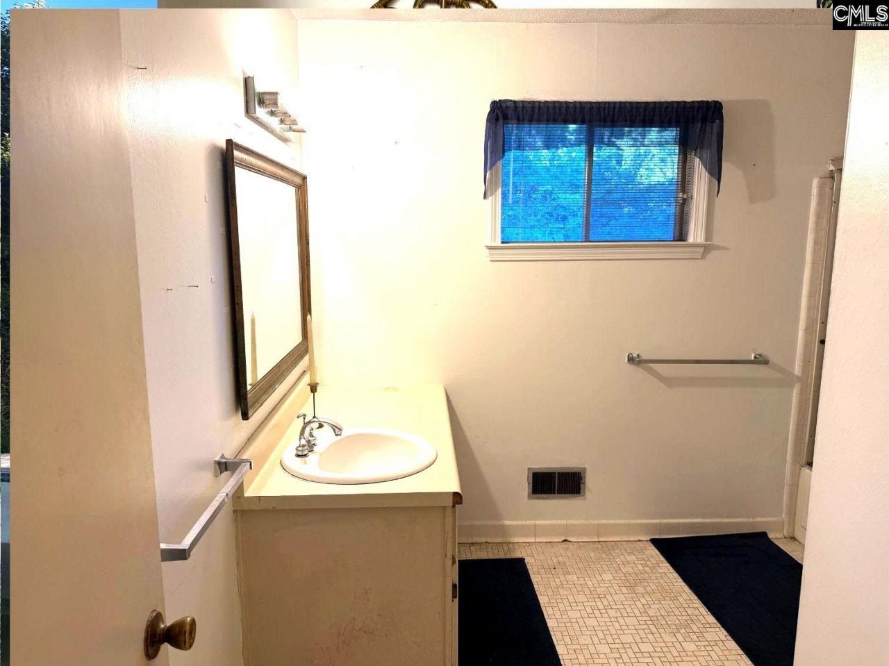 345 Marion Street Photo 25