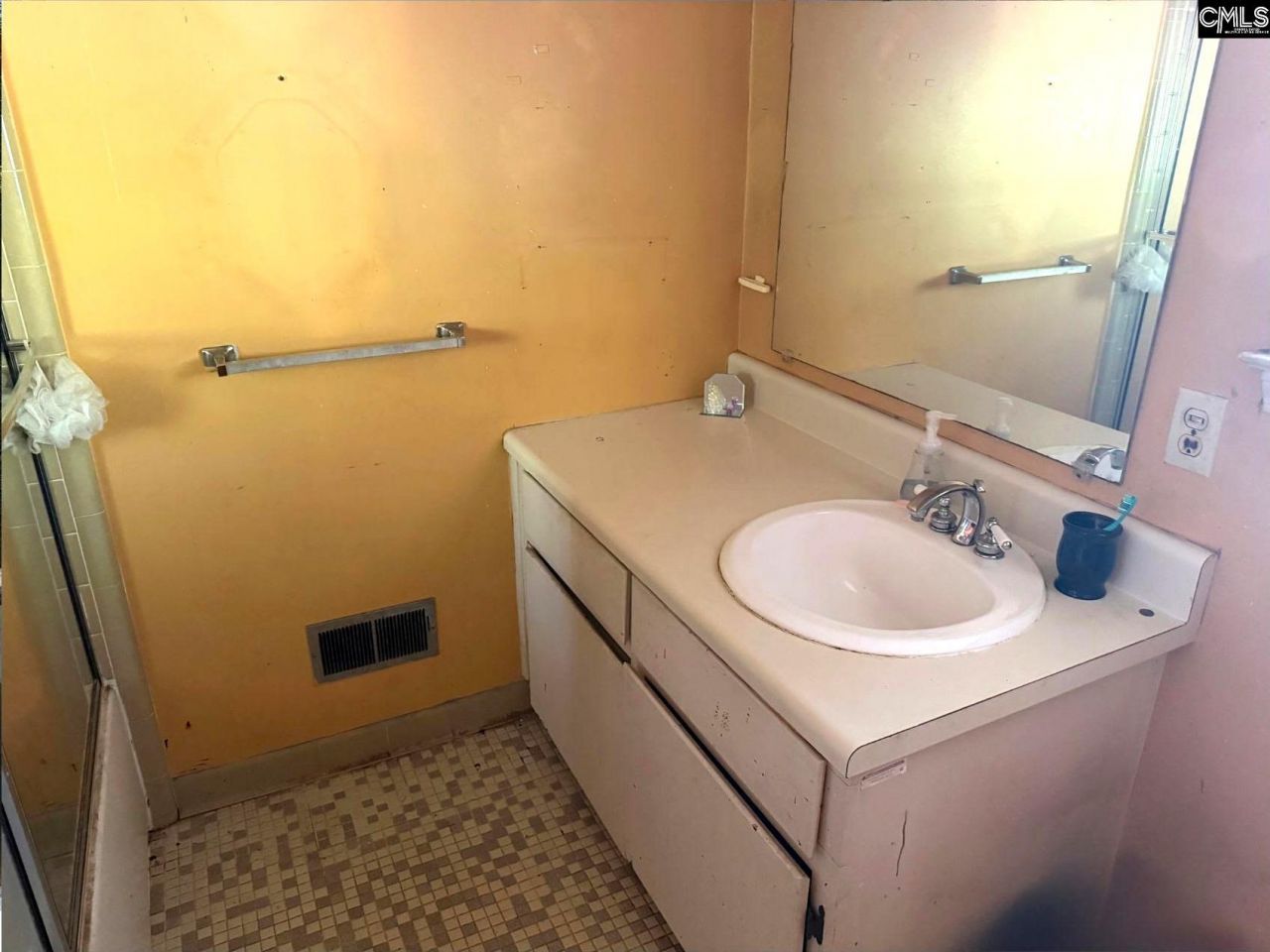 345 Marion Street Photo 28