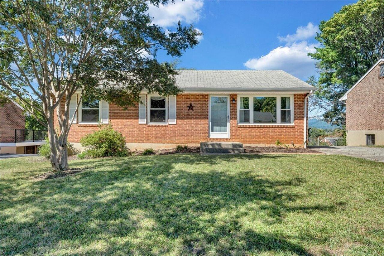 4746 Pennsylvania Ave Ne, Roanoke, VA 24019 Main Photo