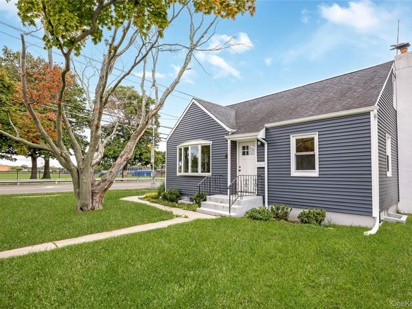 4 Sutton Court , West Islip, NY 11795
