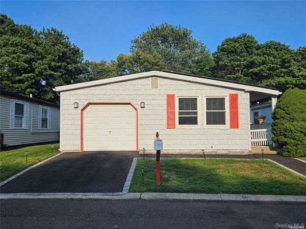 124 Village Circle W, Unit 124, Manorville, NY 11949