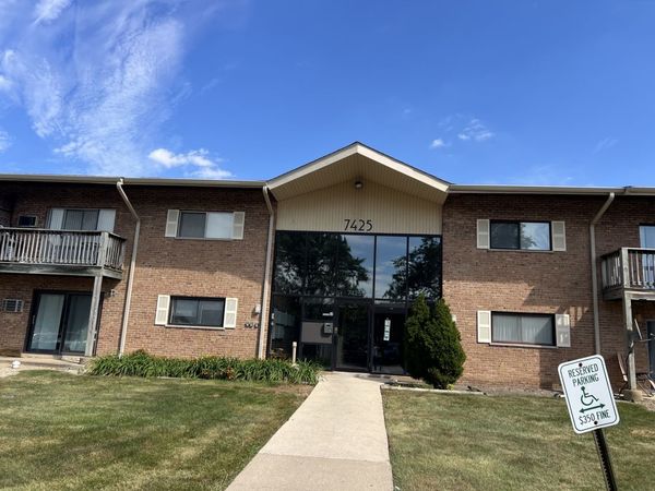 7425 Brookdale Drive , Unit 107, Darien, IL 60561