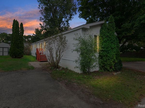 351 North Squirrel, Unit 261, Auburn Hills, Mi 48326