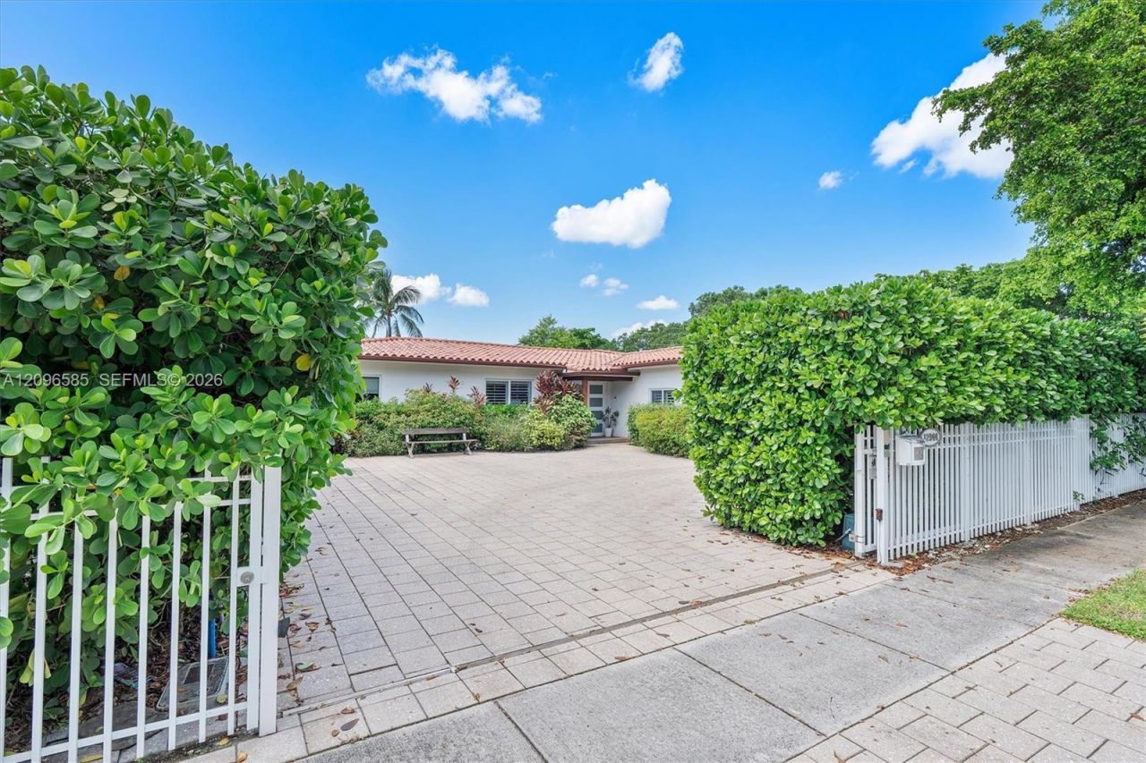 12944 Banyan Rd , North Miami, FL 33181 Photo