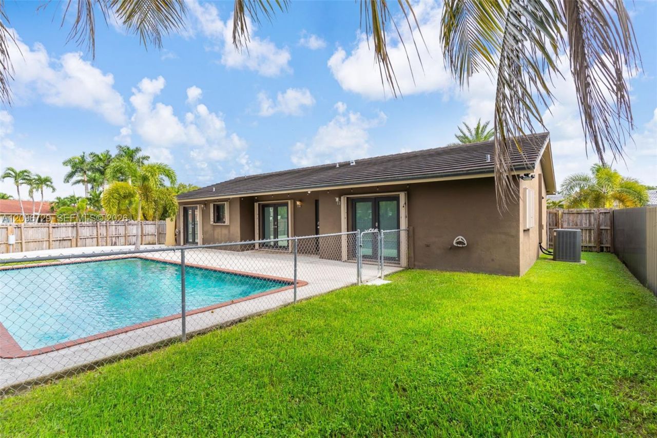 13122 SW 200th Ter , Miami, FL 33177 Photo