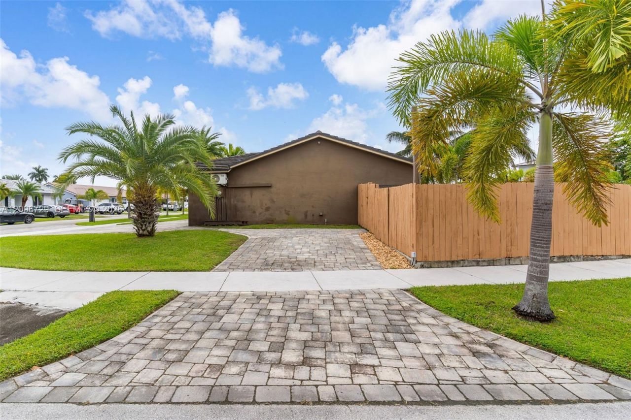 13122 SW 200th Ter , Miami, FL 33177 Photo