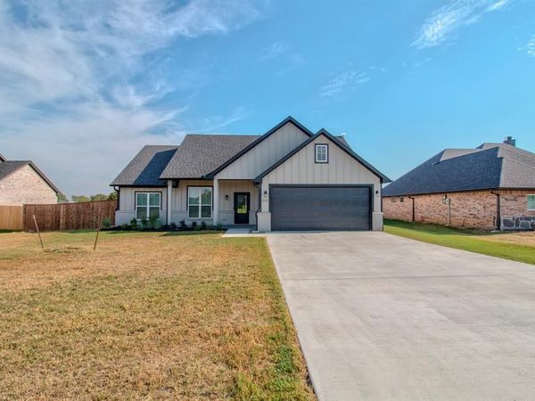 512 Austin Street , Callisburg, TX 76240