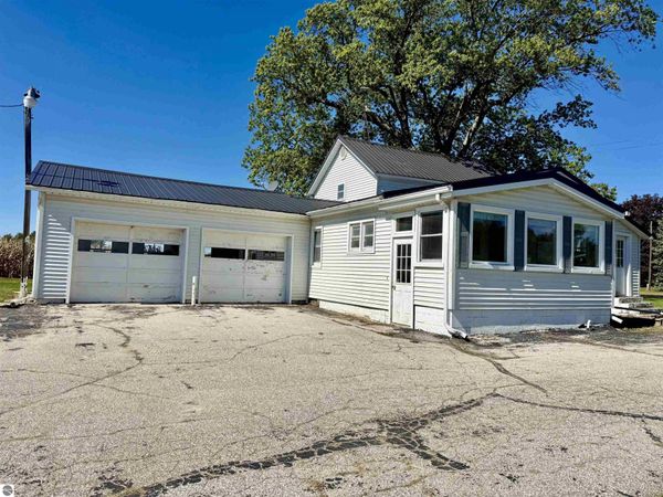 588 Pierce Road E, Ithaca, MI 48847