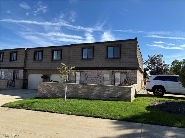 817 Tollis Parkway , Unit 8, Broadview Heights, OH 44147