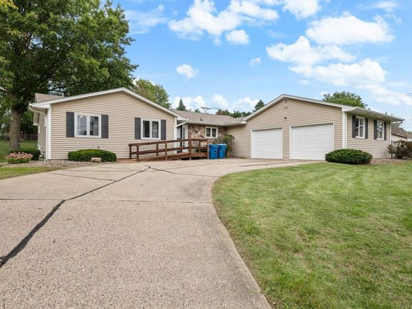 1414 Royal Oak Court , De Witt, IA 52742