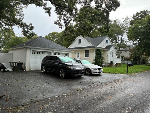 124 Bradford Avenue , Holbrook, NY 11741