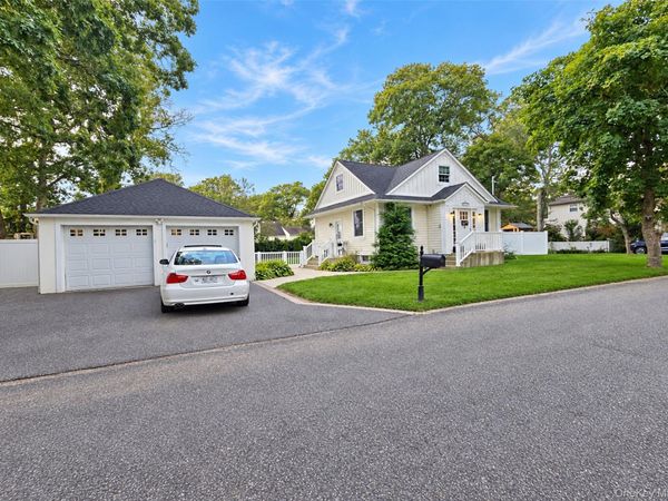 124 Bradford Avenue, Holbrook, NY 11741