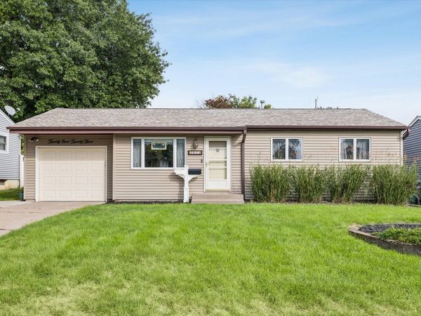 2923 Cypress Drive, Bettendorf, IA 52722