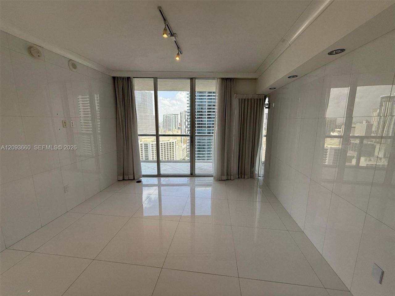485 Brickell Ave , Unit 3303, Miami, FL 33131 Photo