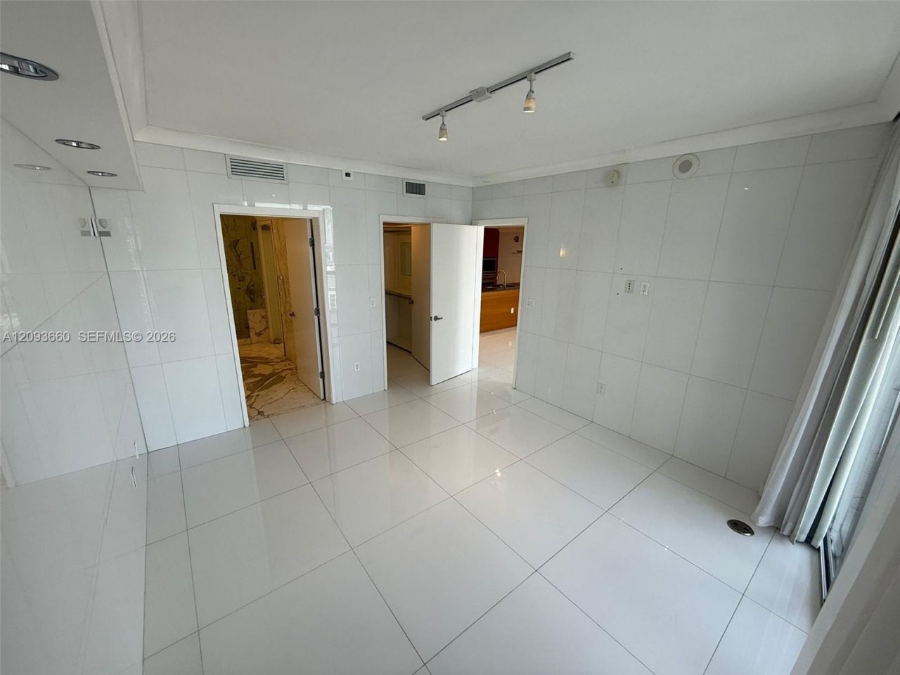 485 Brickell Ave , Unit 3303, Miami, FL 33131 Photo