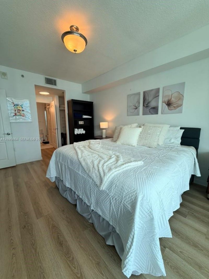 1200 Brickell Bay Dr , Unit 4220, Miami, FL 33131 Photo