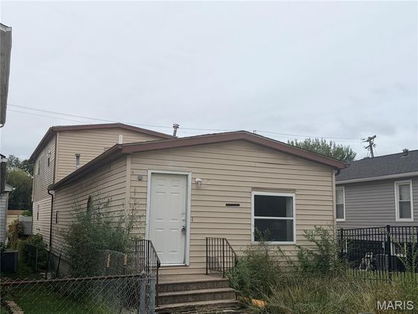 305 Meredocia Street , Madison, IL 62060