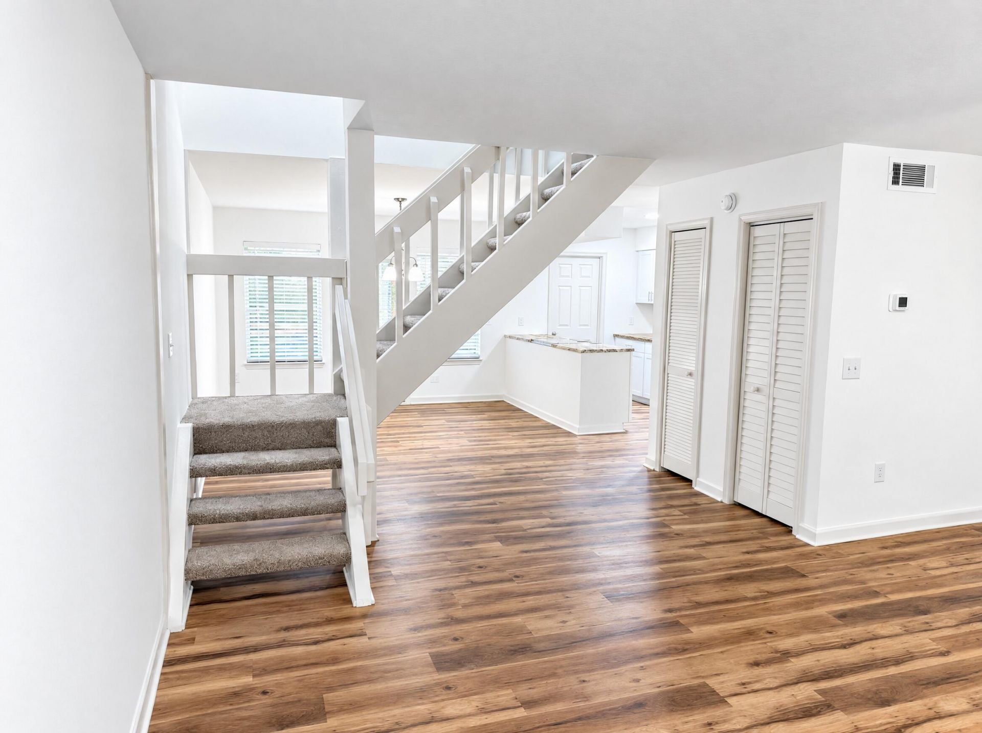 5769 Dewsbury Lane Photo 4