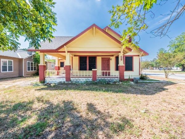 802 E Crockett ST, Luling, TX 78648