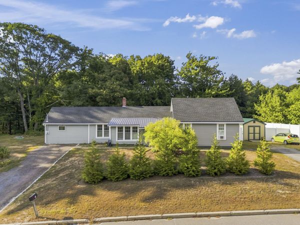 12 Middlesex Road , Topsham, ME 04086