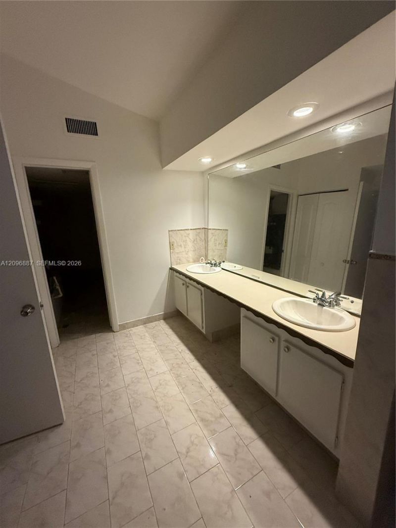 541 NE 199th Ln , Unit 2X, Miami, FL 33179 Photo