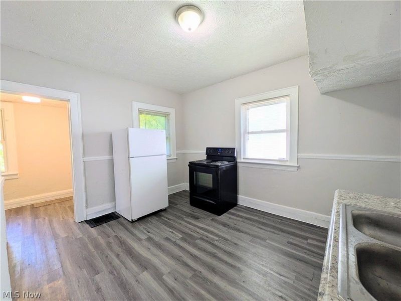 10721 Columbia Avenue, Cleveland, OH 44108 Photo 11