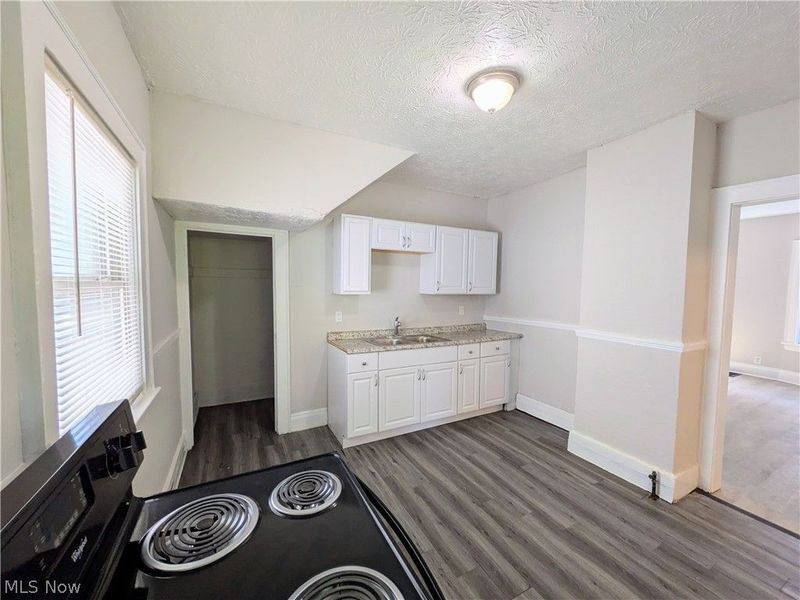 10721 Columbia Avenue, Cleveland, OH 44108 Photo 9