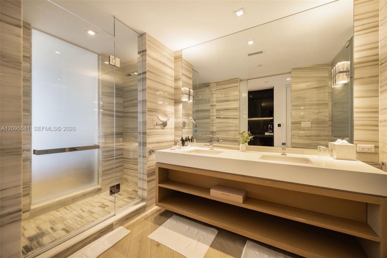 2201 Collins Ave , Unit 1720, Miami Beach, FL 33139 Photo