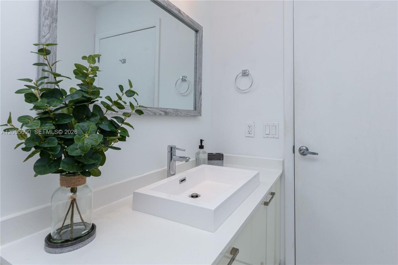 151 SE 1st St , Unit 3103, Miami, FL 33131 Photo
