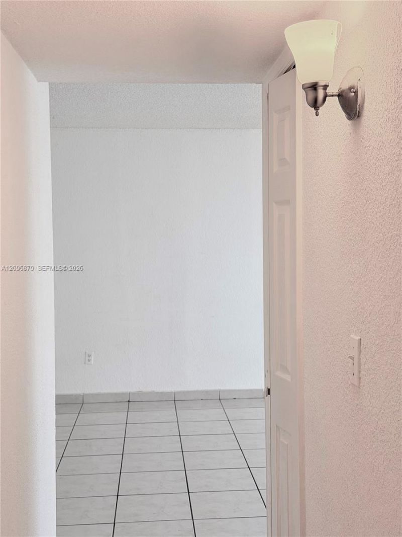 606 W 81st St, Unit 320, Hialeah, FL 33014 Photo