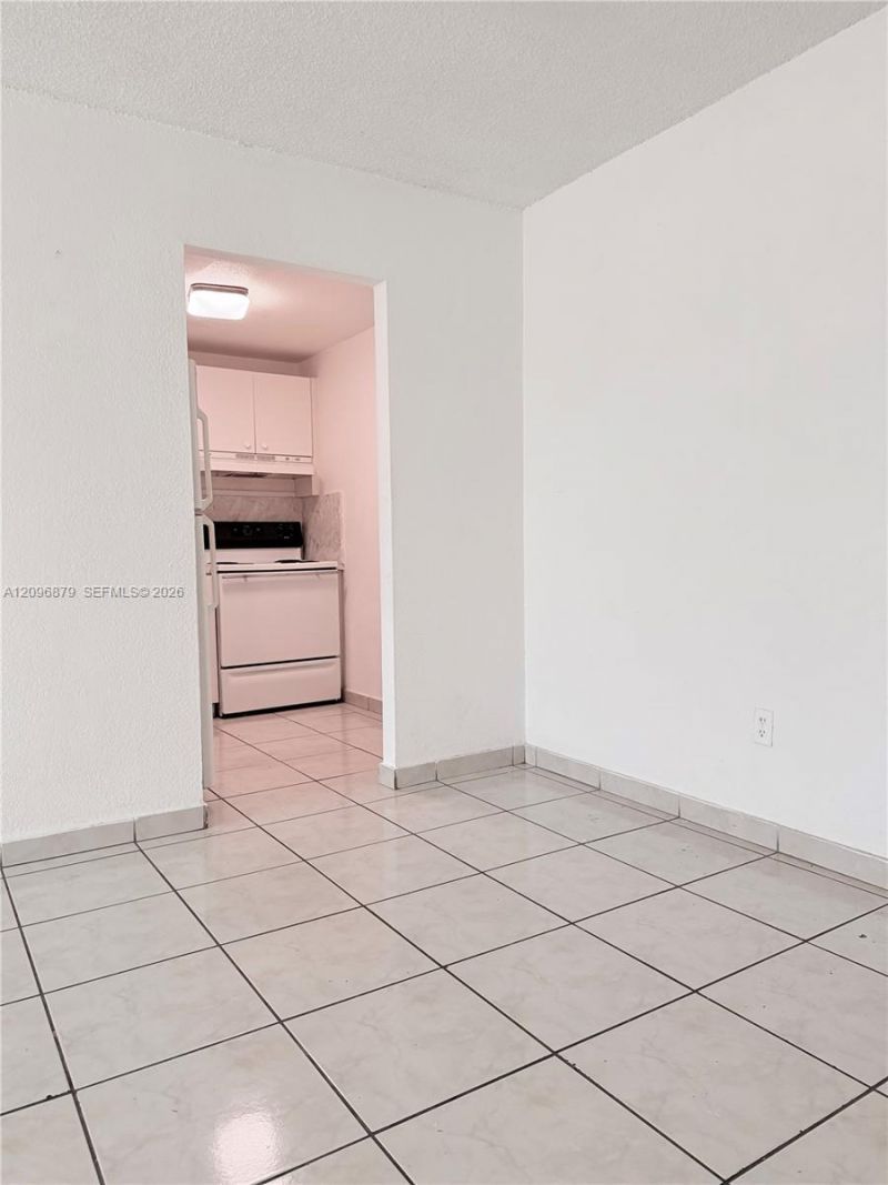 606 W 81st St, Unit 320, Hialeah, FL 33014 Photo