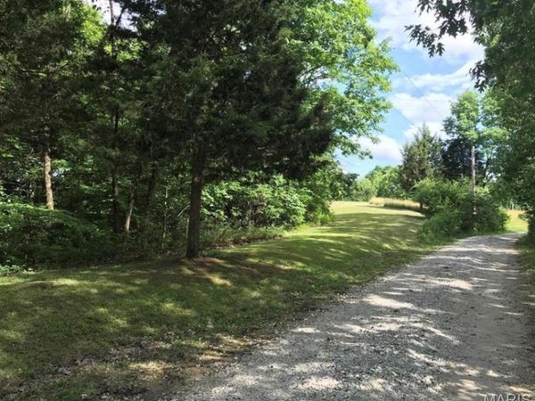 2 Hennessey Lane , Pacific, MO 63069