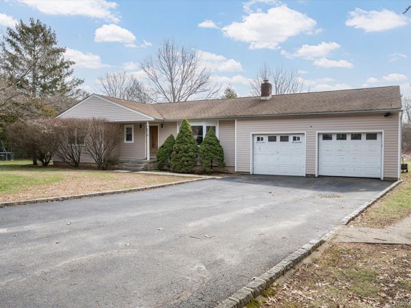 270 Old Commack Road , Kings Park, NY 11754