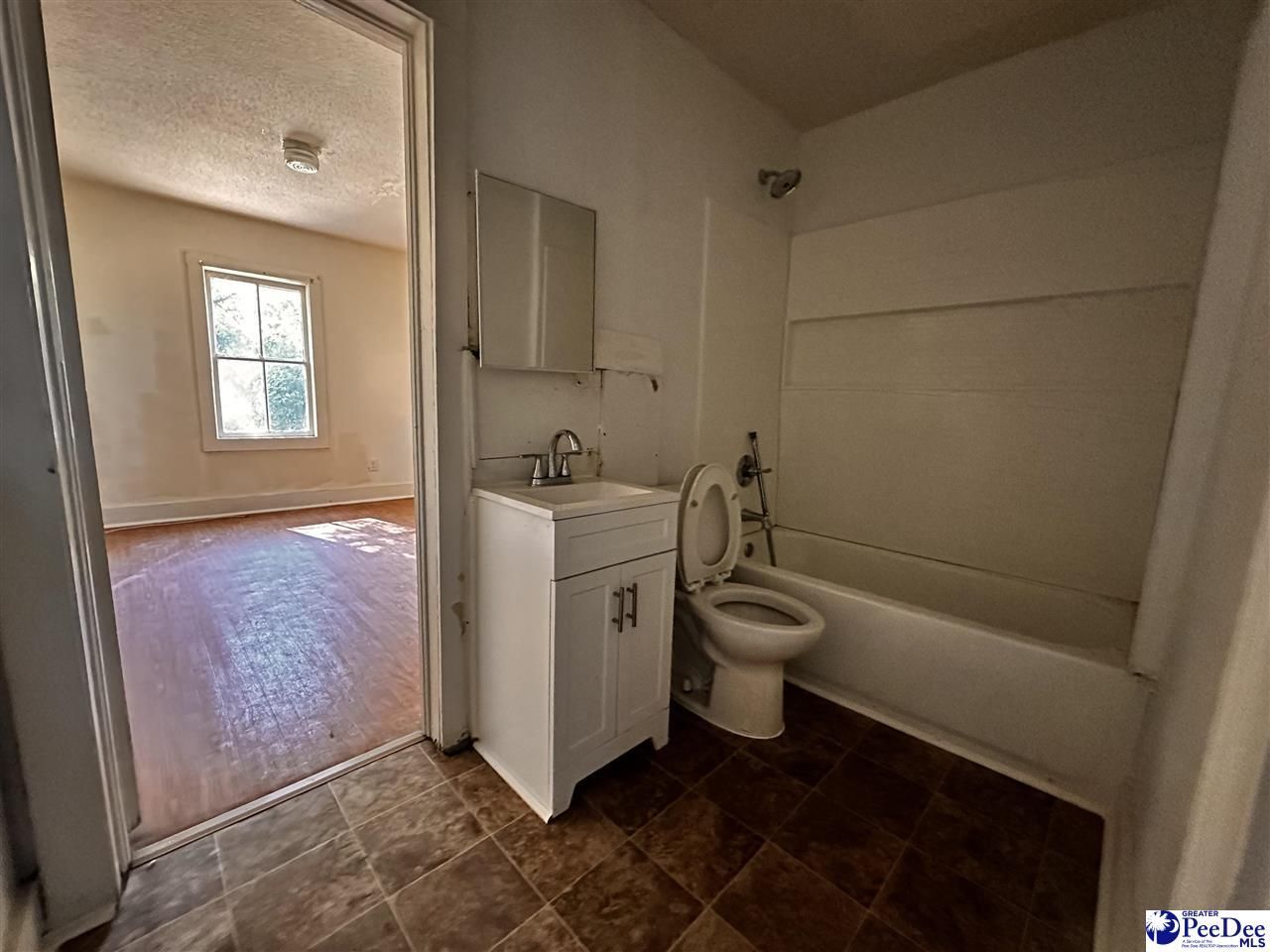 211 E Brooks St Photo 4