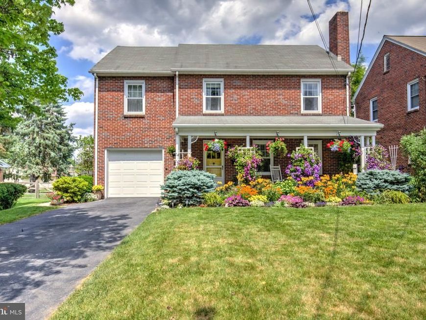 67 N Kinzer Avenue, New Holland, PA 17557 Main Photo