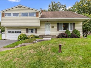 18 Huckleberry Lane, Liverpool, NY 13090
