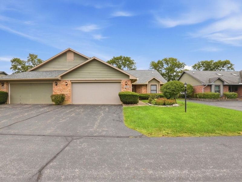 3126 Lakeview Court, Unit 3126, Springfield, OH 45503 Photo 2