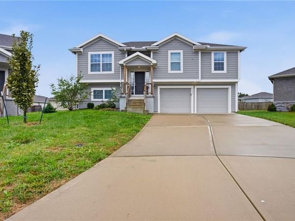 21806 Lucca Circle, Peculiar, MO 64078